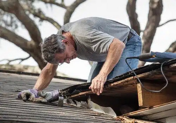 Lynnwood roof repair technicians in WA near 98037