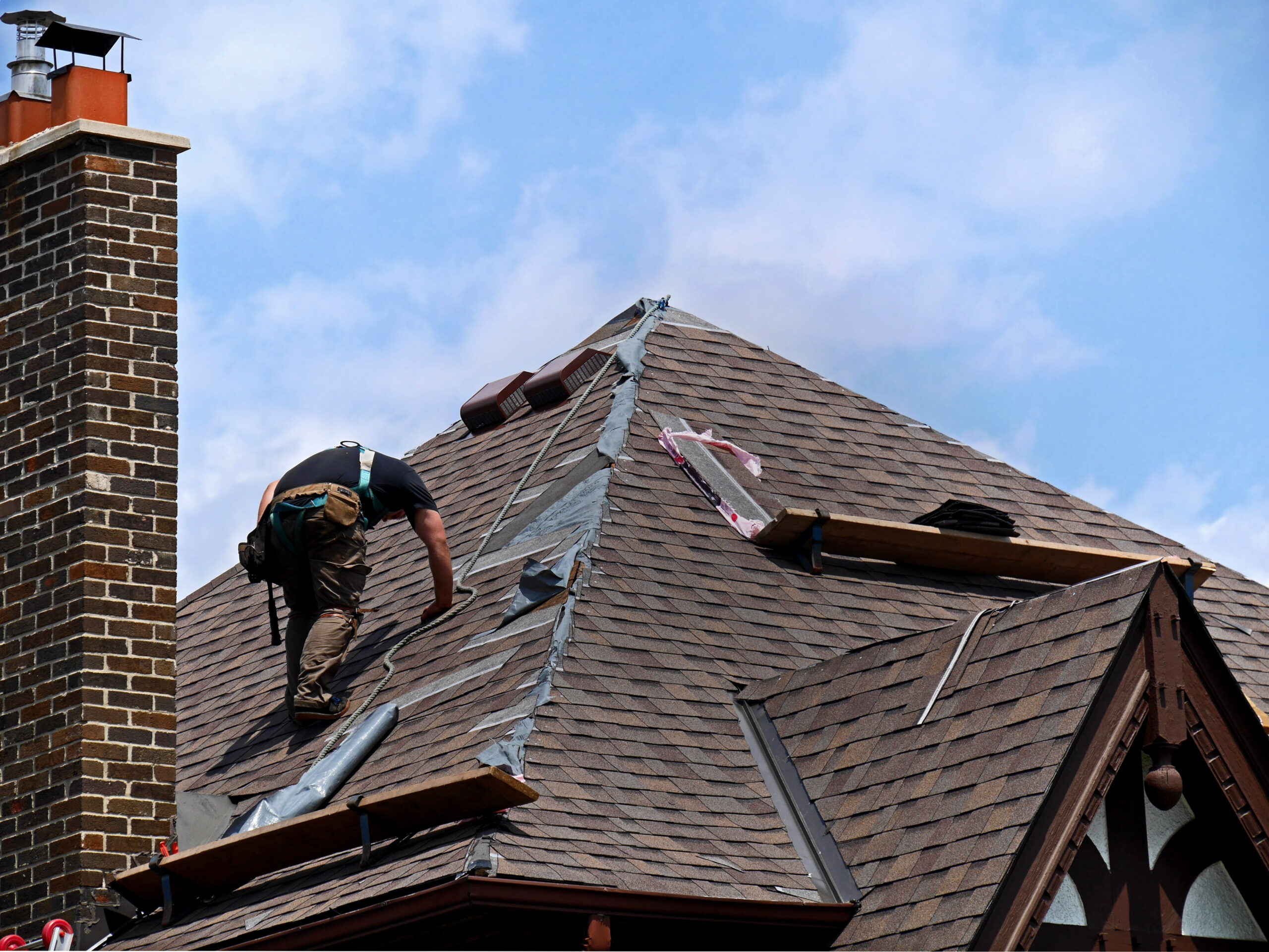 Bellevue roof repair company in WA near 98006